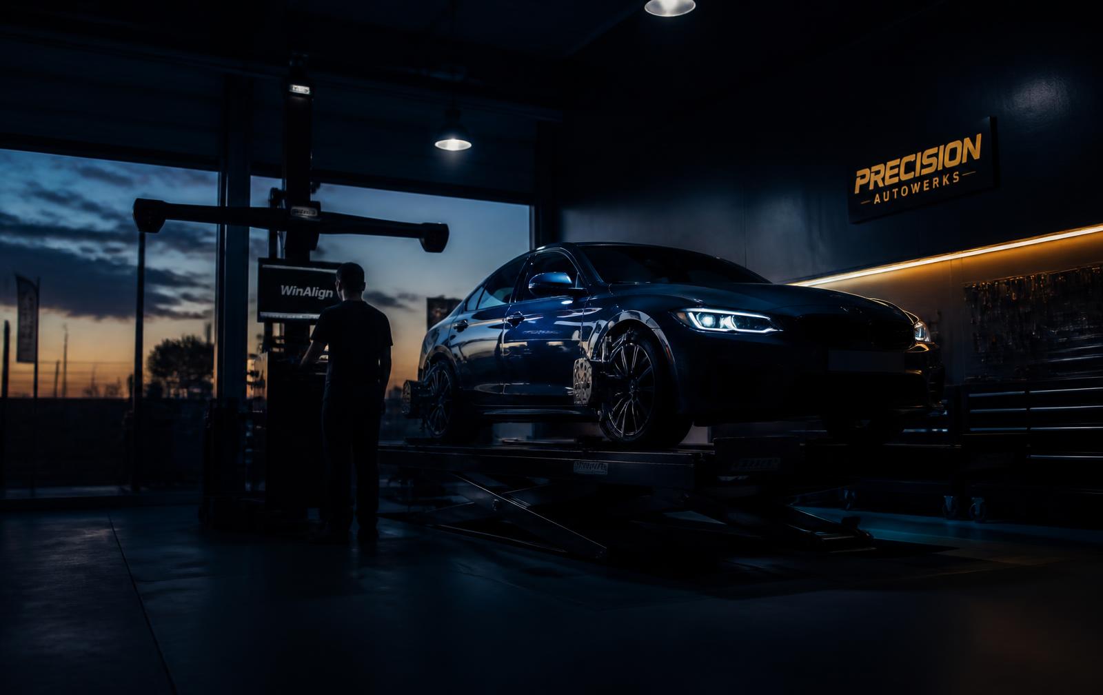 Carro em plataforma de alinhamento 3D dentro da oficina Ademir Auto Center